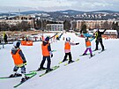 D�ti se pod dozorem lektor� u�� ly�ovat na sjezdovce ve Zl�n�. (leden 2026)