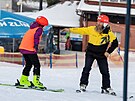 D�ti se pod dozorem lektor� u�� ly�ovat na sjezdovce ve Zl�n�. (leden 2026)