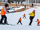 D�ti se pod dozorem lektor� u�� ly�ovat na sjezdovce ve Zl�n�. (leden 2026)