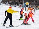 D�ti se pod dozorem lektor� u�� ly�ovat na sjezdovce ve Zl�n�. (leden 2026)