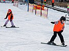 D�ti se pod dozorem lektor� u�� ly�ovat na sjezdovce ve Zl�n�. (leden 2026)