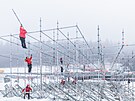Stavba tribun pro Sv�tov� poh�r �en v alpsk�m ly�ov�n�, kter� se kon� ve...