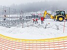 Stavba tribun pro Sv�tov� poh�r �en v alpsk�m ly�ov�n�, kter� se kon� ve...