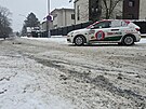 V ulic�ch hradeck�ch Mal�ovic �idi�i jezd� v rozb�edl�m sn�hu. (13. ledna 2026)