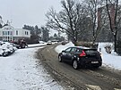 V ulic�ch hradeck�ch Mal�ovic �idi�i jezd� v rozb�edl�m sn�hu. (13. ledna 2026)