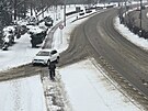 V Hradci Kr�lov� sn�h komplikuje dopravu, na sn�mku je druh� silni�n� okruh u...