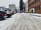 Rozje�d�n� sn�h p�ed vstupem do Z�kladn� �koly Hu��k v hradeck� ulici V�ta...