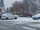 Traktor s pluhem v hradeck�ch ulic�ch (13. ledna 2026)