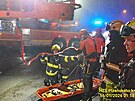 Hasi�i zachra�ovali �enu, kter� spadla z panelov�ho domu ve T�emo�n� u Plzn� na...