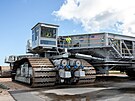 Pásový transportér NASA �. 2 se v pátek 9. ledna 2026 p�esunul k budov� pro...