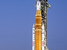 Raketa Space Launch System (SLS) a kosmická lo� Orion nasvícené na startovacím...