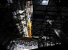 Pohled do montá�ní budovy po otev�ení dve�í p�ed odjezdem nosi�e SLS s lodí...