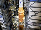 Raketa SLS a kosmická lo� Orion uvnit� montá�ní budovy p�i p�íprav� na vyjetí k...