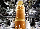 Detailní pohled na p�ipravený nosi� SLS s lodí Orion na vrcholu p�i p�ípravách...