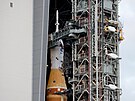 Kosmická lo� Orion opou�tí montá�ní budovu na vrcholu rakety SLS v Kennedyho...