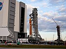 První metry cesty nosi�e SLS a lodi Orion na startovací rampu 39B  v Kennedyho...