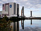 Montá�ní budova NASA zkrácen� ozna�ovaná jako VAB má vý�ku 160 metr�, nosi� i s...