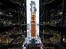 Pohled na 98metrovou soustavu kosmické lodi Orion a rakety SLS p�i výjezdu z...