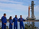 Astronauté mise Artemis II p�ed raketou SLS a lodí Orion, která je dopraví na...