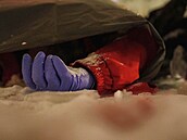 T�lo ukrajinského zdravotníka zabitého p�i ruském úderu na Kyjev (9. ledna 2026)