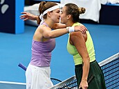 Aryna Sabalenková (vpavo) a Karolína Muchová po semifinále v Brisbane.
