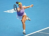 Karolína Muchova, dobíhá mí�ek v semifinále turnaje v Brisbane.