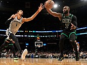 Victor Wembanyama (vlevo) ze San Antonia a Jaylen Brown z Bostonu.