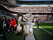 Tina (bílá) a Milo. Maskoti olympijských her p�i fotbalovém utkání na San Siru.