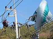 Paraglidista uvízl na sloupu vysokého nap�tí a zp�sobil výpadek proudu na...