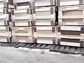 Desítky rakví na záb�rech po�ízených v ruském Rostov� na Donu (5. února 2024)