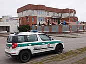 V�z litevské policie p�ed ruským konzulátem v Klajped� (3. b�ezna 2022)