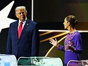 Americký prezident Donald Trump a mexická prezidentka Claudia Sheinbaumová se...