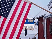 Americká vlajka na budov� konzulátu v grónském m�st� Nuuk. (14. ledna 2026)