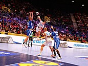 Mat�j Havran st�ílí na ME v házené proti Francii.