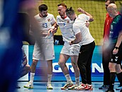 Tomá� Piroch se t�ce zvedá v utkání s Francií na ME v házené.