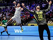 Petr �iroký pálí v zápase s Francií na ME v házené.