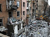 Pracovníci odklízejí �kody po ruských útocích v jedné z obytných �tvrtí ve...