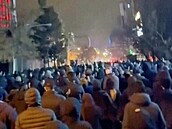 Na snímku z videa jsou vid�t demonstranti, kte�í op�t vy�li do ulic Teheránu...