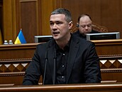 Nov� jmenovaný ministr obrany Mychajlo Fedorov promlouvá k zákonodárc�m b�hem...