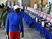 Vojáci i civilisté vzdávají v kubánské Havan� hold voják�m zabitým p�i...