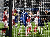 Ben White z Arsenalu zakon�uje hlavou p�i úvodním gólu proti Chelsea.