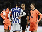 �pan�lský sudí Gil Manzano v diskuzích s hrá�i Barcelony a Realu Sociedad.