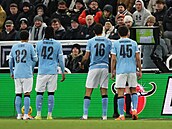 Hrá�i Manchesteru City pozorují, jak sudí Chris Kavanagh vyhodnocuje situaci na...