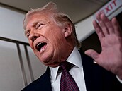 Donald Trump mluví s noviná�i na palub� Air Force One, který prezidenta...