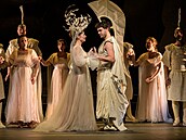 Markéta Cukrová (Dido), Luká� Ba�ák (Aeneas) a sbr v ope�e Dido a Aeneas v...