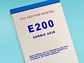 Kyselina sorbová. I ta byla mezi sedmnácti konzervanty, které studie...