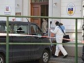 St�elbou po�kozené auto v Ch�ibské na D��ínsku, kde úto�ník st�ílel na obecním...