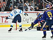 �eskobud�jovický gólman Klou�ek kapituluje po st�ele Péreze z Liberce.