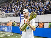 Kapitán olomouckých fotbalist� Radim Breite s trofejí pro vít�ze MOL Cupu.