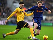 Obránce Santiago Bueno z Wolverhamptonu se sna�í zastavit Nicka Woltemadeho z...